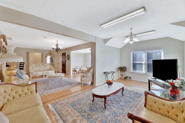 838 S Edgemoor St, Wichita, KS 67218