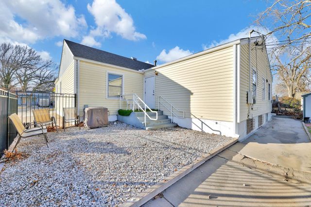 838 S Edgemoor St, Wichita, KS 67218