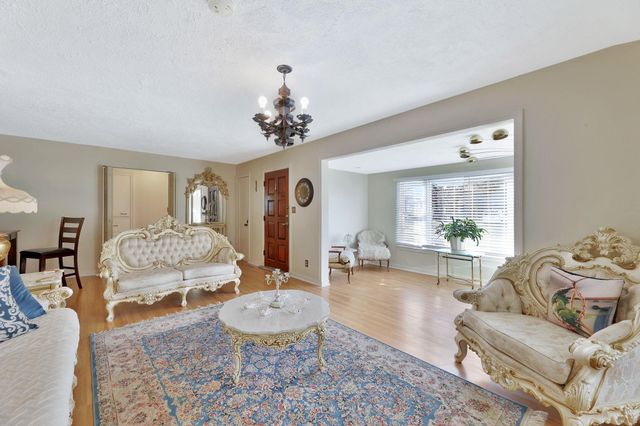 838 S Edgemoor St, Wichita, KS 67218