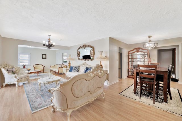 838 S Edgemoor St, Wichita, KS 67218