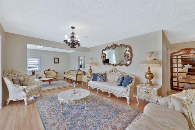 838 S Edgemoor St, Wichita, KS 67218