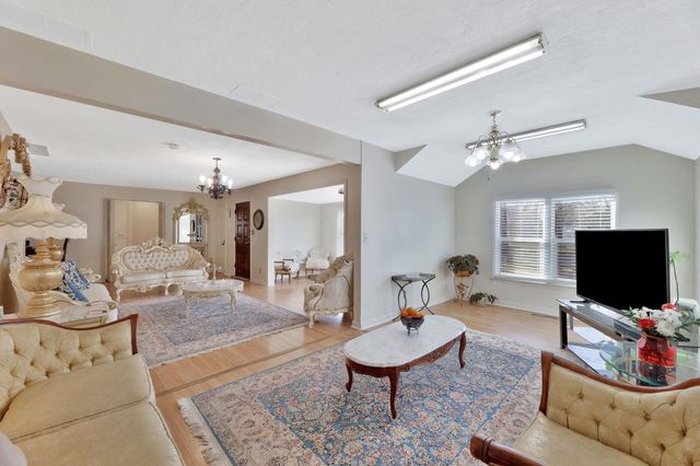 838 S Edgemoor St, Wichita, KS 67218