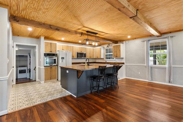 206 W MIRROR LAKE DRIVE, Fruitland Park, FL 34731