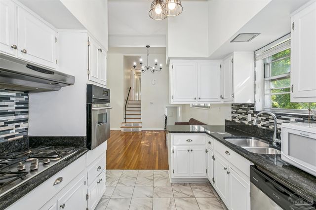 204 Poinciana Dr, Gulf Breeze, FL 32561