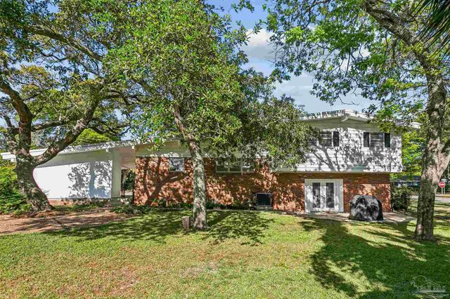 204 Poinciana Dr, Gulf Breeze, FL 32561