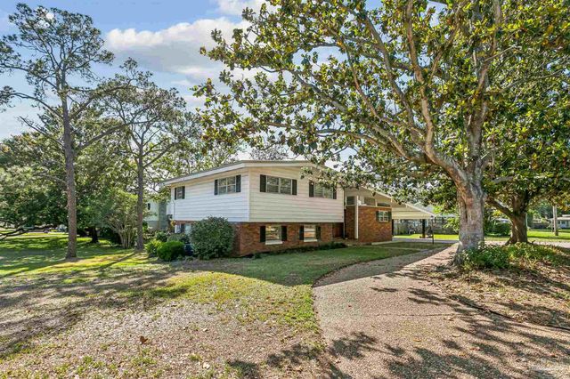 204 Poinciana Dr, Gulf Breeze, FL 32561