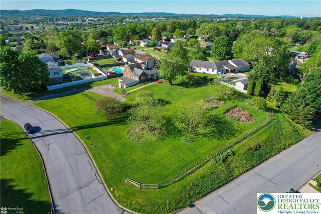 4 Stonecroft Drive, Palmer Twp, PA 18045
