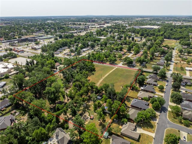 1208 NW 3rd Street, Bentonville, AR 72712