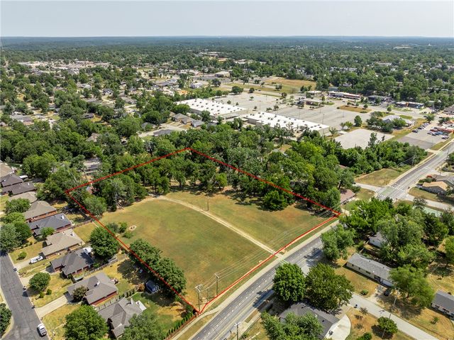 1208 NW 3rd Street, Bentonville, AR 72712