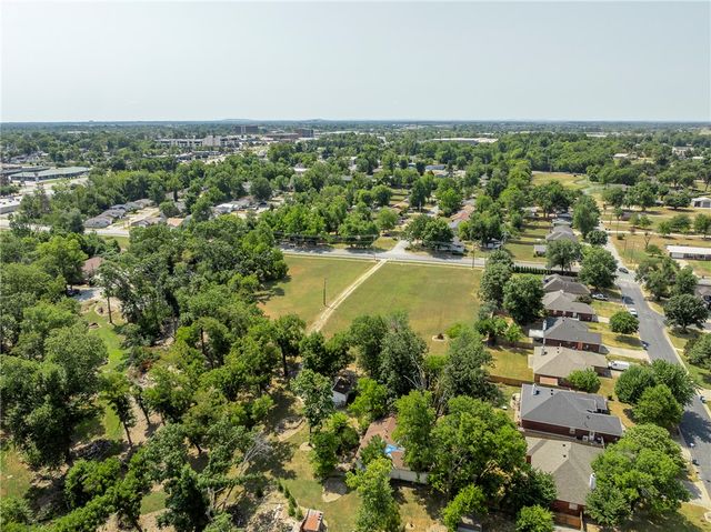 1208 NW 3rd Street, Bentonville, AR 72712