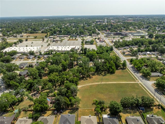 1208 NW 3rd Street, Bentonville, AR 72712