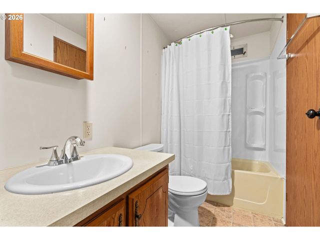 1400 CANDLELIGHT Dr 208, Eugene, OR 97402