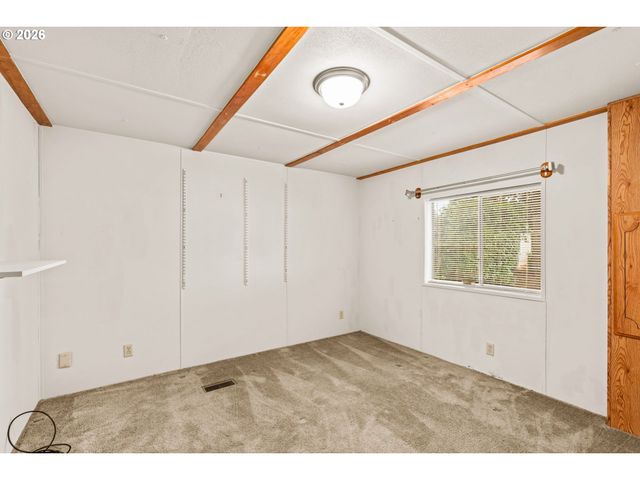 1400 CANDLELIGHT Dr 208, Eugene, OR 97402