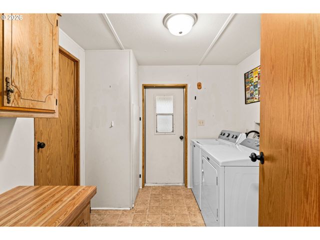 1400 CANDLELIGHT Dr 208, Eugene, OR 97402