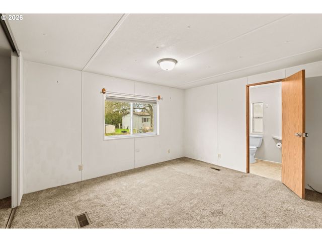 1400 CANDLELIGHT Dr 208, Eugene, OR 97402