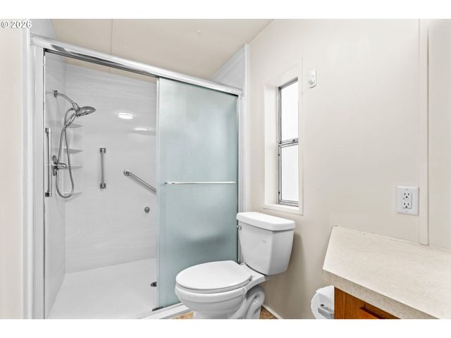 1400 CANDLELIGHT Dr 208, Eugene, OR 97402