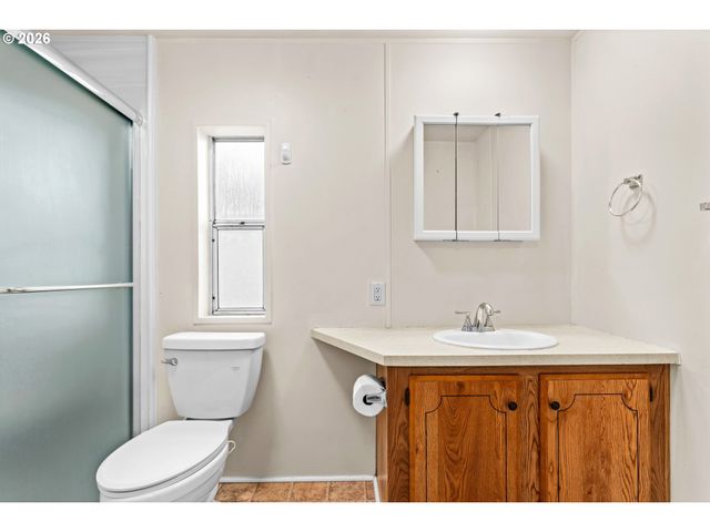 1400 CANDLELIGHT Dr 208, Eugene, OR 97402