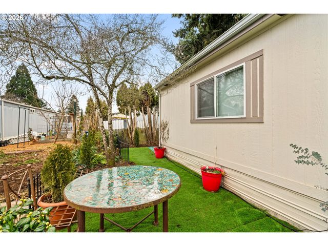 1400 CANDLELIGHT Dr 208, Eugene, OR 97402