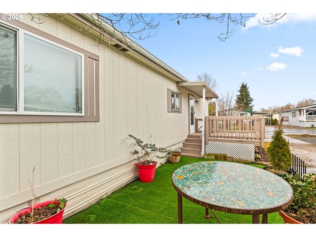 1400 CANDLELIGHT Dr 208, Eugene, OR 97402