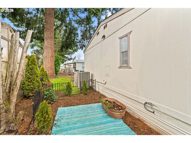 1400 CANDLELIGHT Dr 208, Eugene, OR 97402