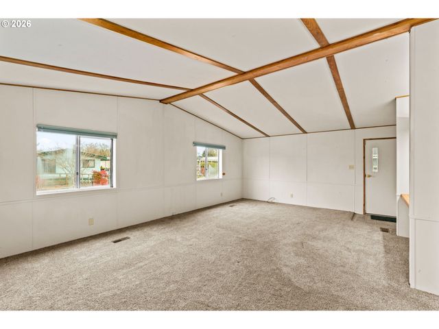 1400 CANDLELIGHT Dr 208, Eugene, OR 97402