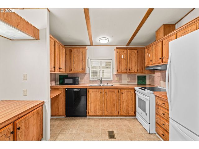 1400 CANDLELIGHT Dr 208, Eugene, OR 97402