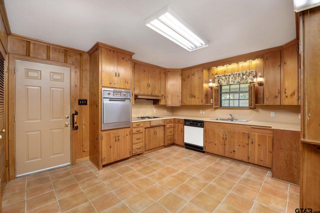 909 Woodlawn, Kilgore, TX 75662