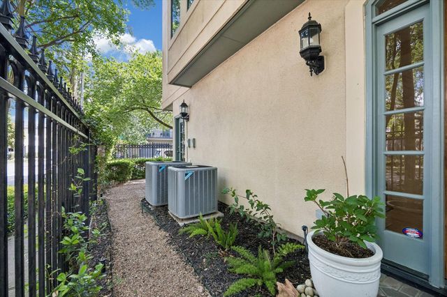 1701 Welch Street, Houston, TX 77006