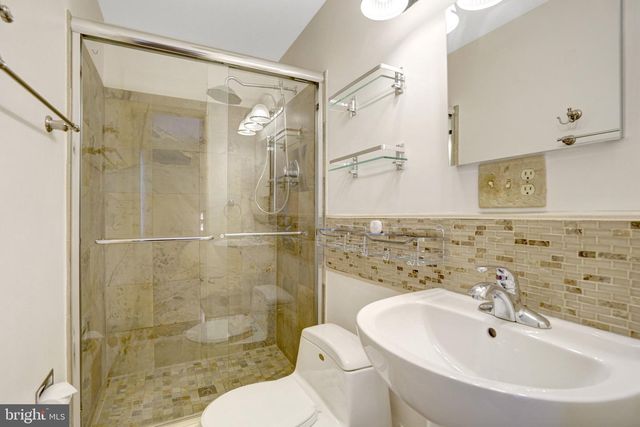 1111 N ROCKINGHAM ST, Arlington, VA 22205