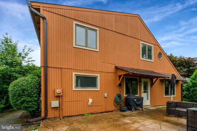 1111 N ROCKINGHAM ST, Arlington, VA 22205