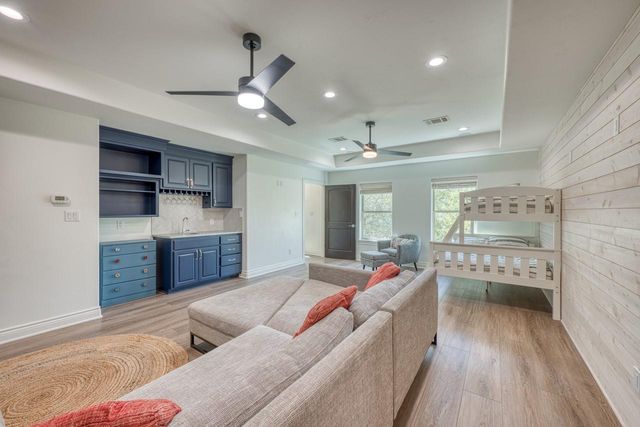 120 Sleepy Oaks DR, Kingsland, TX 78639