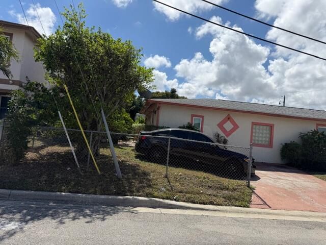 1585 W 36TH Street, West Palm Beach, FL 33404