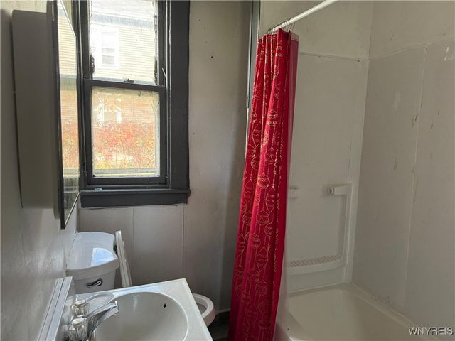 31 Earl Place, Buffalo, NY 14211