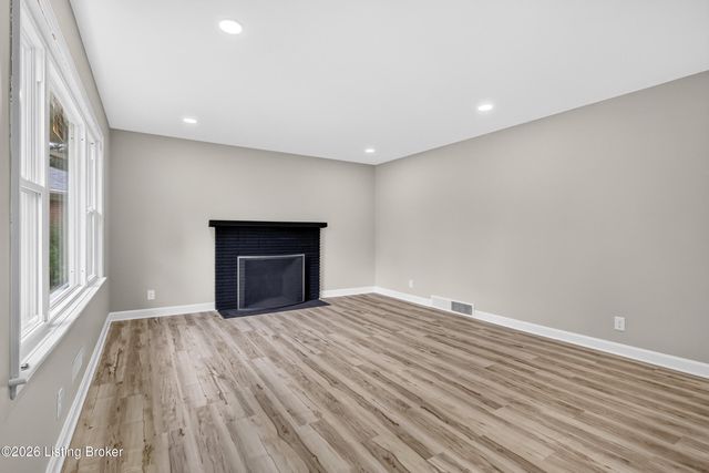 9801 Fireside Dr, Louisville, KY 40272