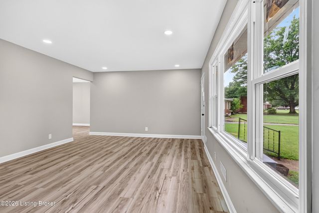 9801 Fireside Dr, Louisville, KY 40272