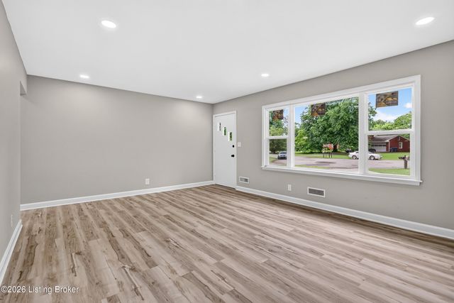 9801 Fireside Dr, Louisville, KY 40272