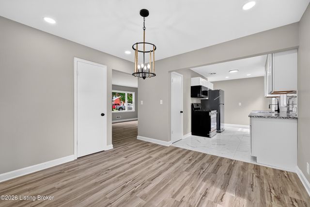9801 Fireside Dr, Louisville, KY 40272