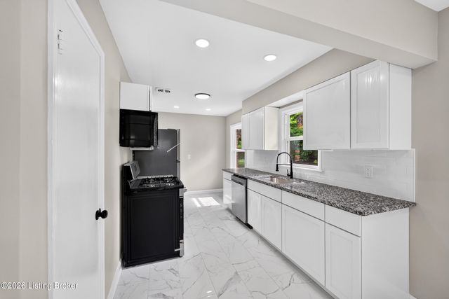 9801 Fireside Dr, Louisville, KY 40272