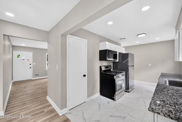 9801 Fireside Dr, Louisville, KY 40272