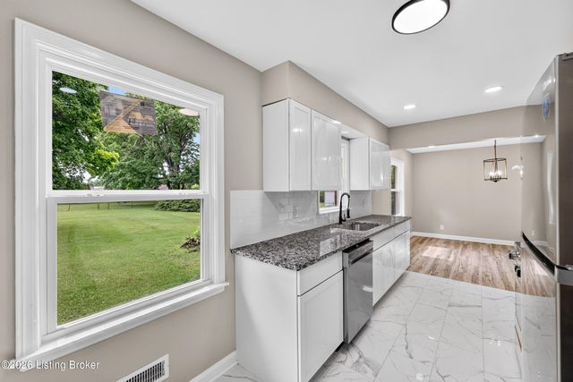 9801 Fireside Dr, Louisville, KY 40272