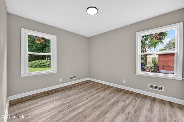9801 Fireside Dr, Louisville, KY 40272