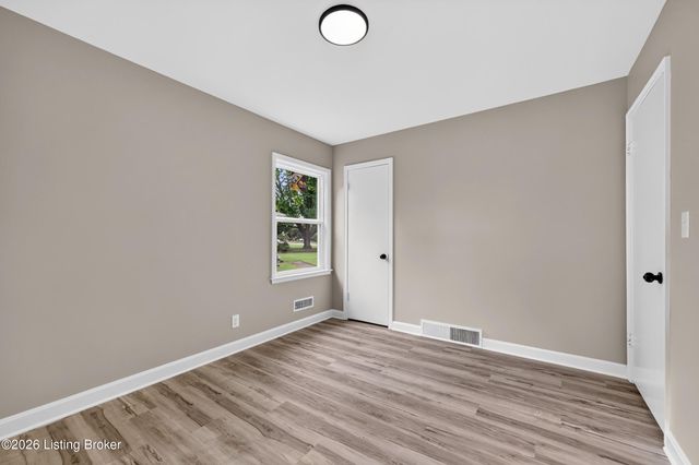 9801 Fireside Dr, Louisville, KY 40272