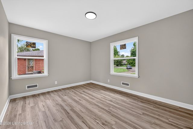 9801 Fireside Dr, Louisville, KY 40272