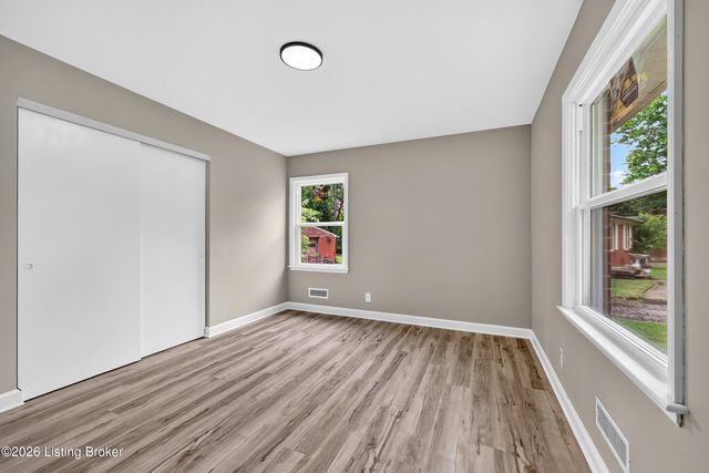 9801 Fireside Dr, Louisville, KY 40272