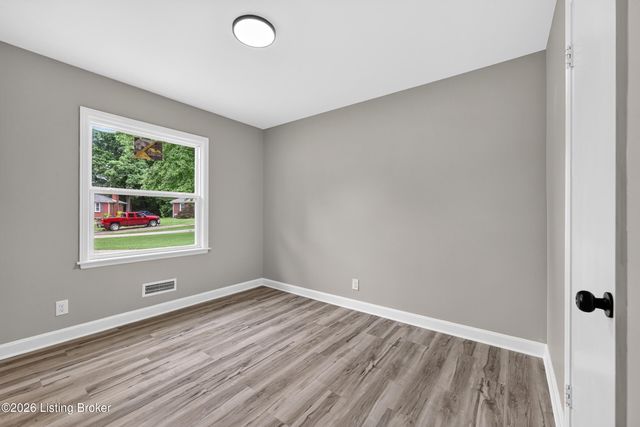 9801 Fireside Dr, Louisville, KY 40272