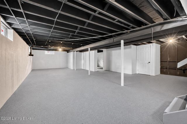 9801 Fireside Dr, Louisville, KY 40272