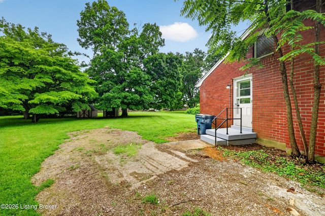 9801 Fireside Dr, Louisville, KY 40272