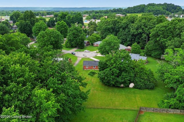 9801 Fireside Dr, Louisville, KY 40272