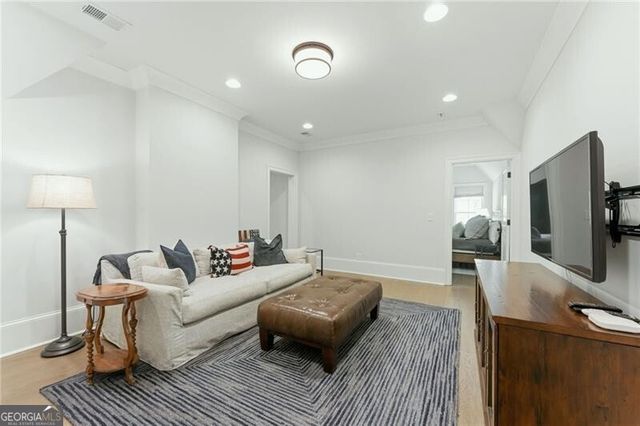 4384 Powers Ferry Road NW, Atlanta, GA 30327