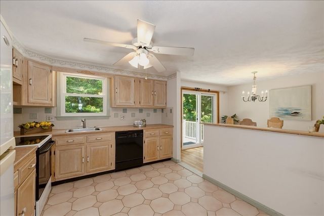 179 Fox Hill Rd, Burlington, MA 01803